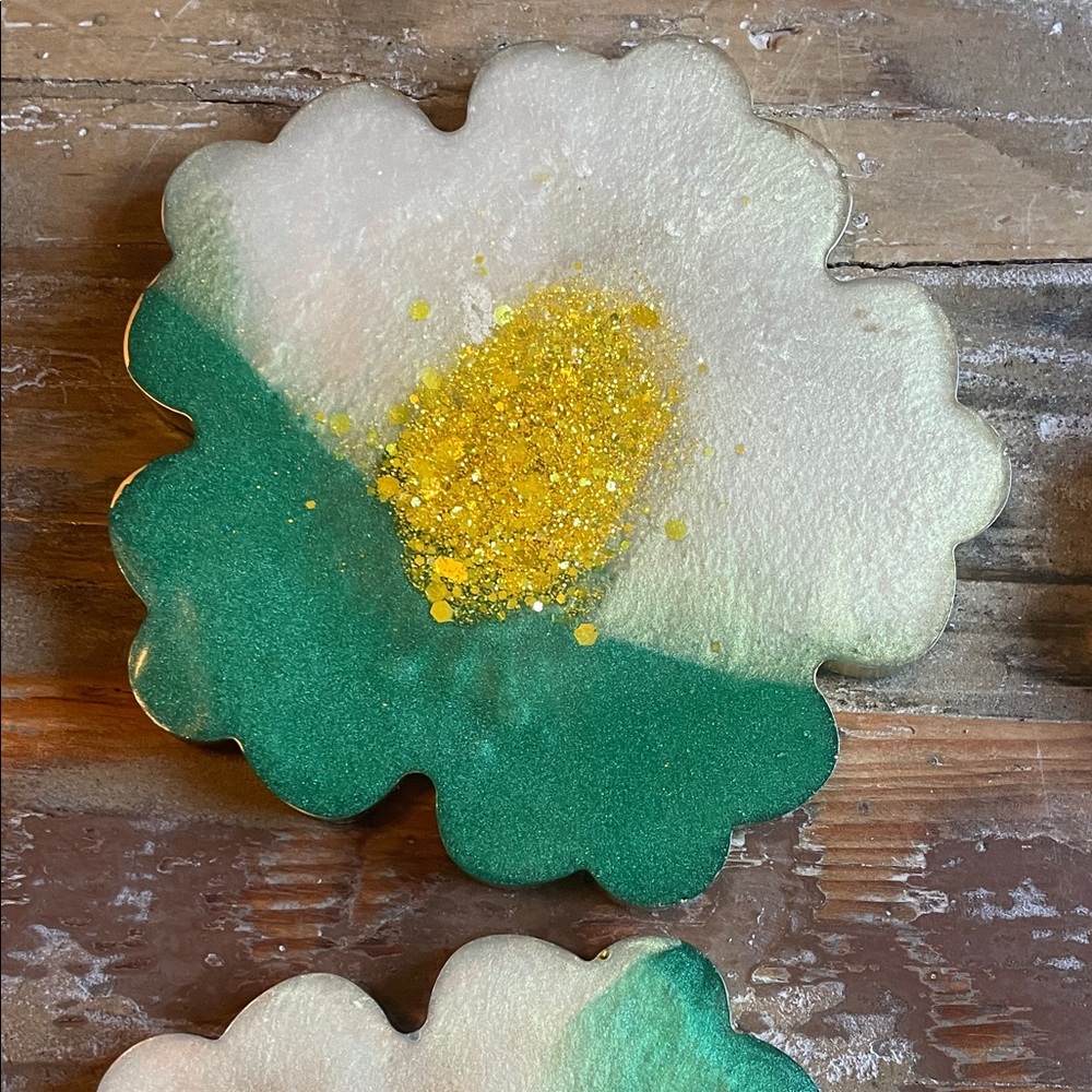 Emerald Green and White Flower Coaster with Gold Accent